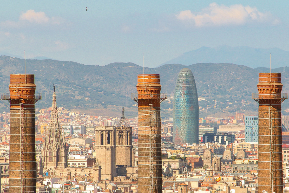 Barcelona, Torre Agbar y Catedral / Henrique Ferreira