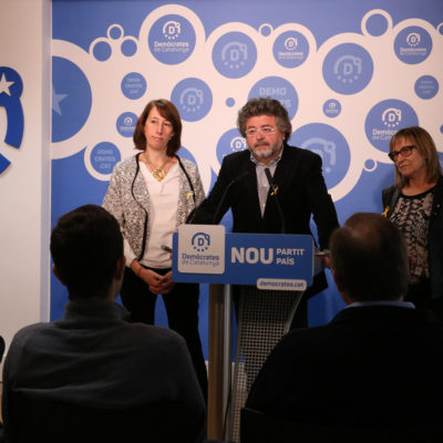 De dreta a esquerra, Titon Lailla i Antoni Castellà, portaveus nacionals de Demòcrates de Catalunya, junt amb Mercè Jou, secretària general Consell Interuniversitari de Catalunya