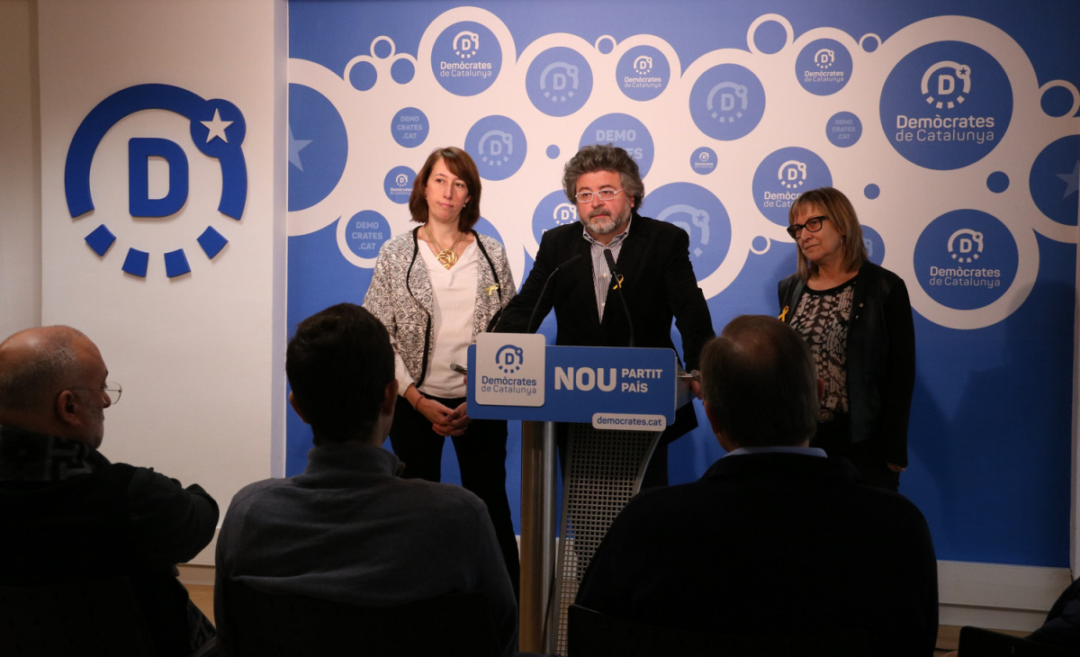 De dreta a esquerra, Titon Lailla i Antoni Castellà, portaveus nacionals de Demòcrates de Catalunya, junt amb Mercè Jou, secretària general Consell Interuniversitari de Catalunya