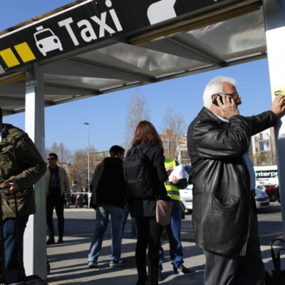 Usuaris busquen alternatives al taxi, després de ser informats de la vaga a l'estació de Sants