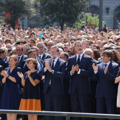 Personalitats aplaudint en el minut de silenci pels atemptats a Barcelona i Cambrils