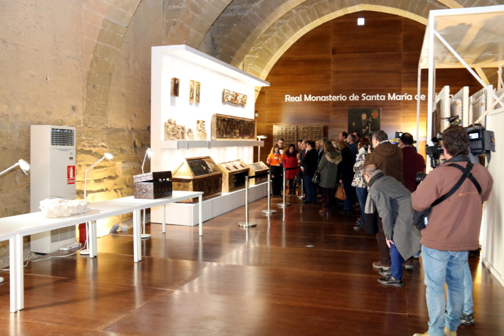 Imatge general del president del govern aragonès, Javier Lambán, amb altres visitants, en la primera visita guiada a l'exposició de les obres del Museu de Lleida al Monestir de Sixena. Imatge del 23 de febrer de 2018 / ACN