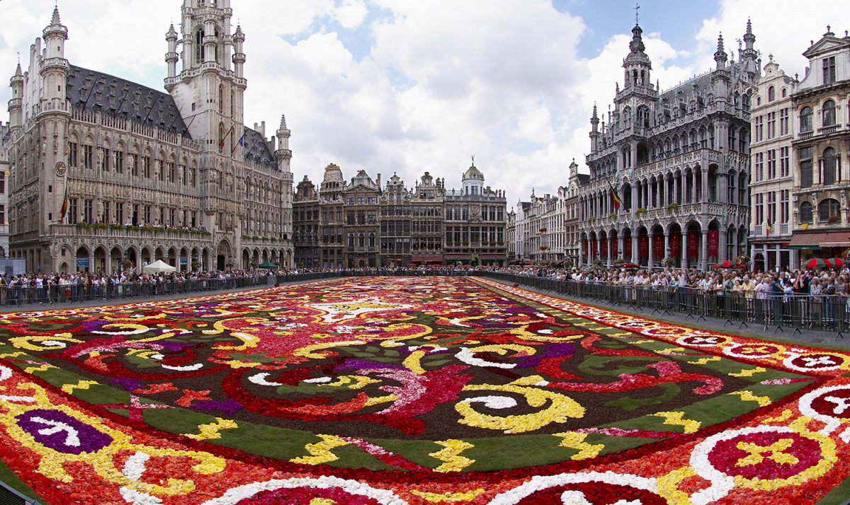 La Grand Place de Brussel·les, guarnida amb flors