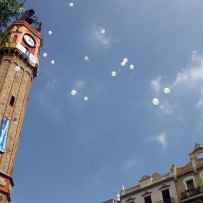 Imatge dels 15 globus de color blanc que s'han llançat en record a les víctimes de l'atemptat terrorista a la plaça de la Vila de Gràcia en l'entrega de premis dels concurs de carrers de la Festa Major de Gràcia 2017