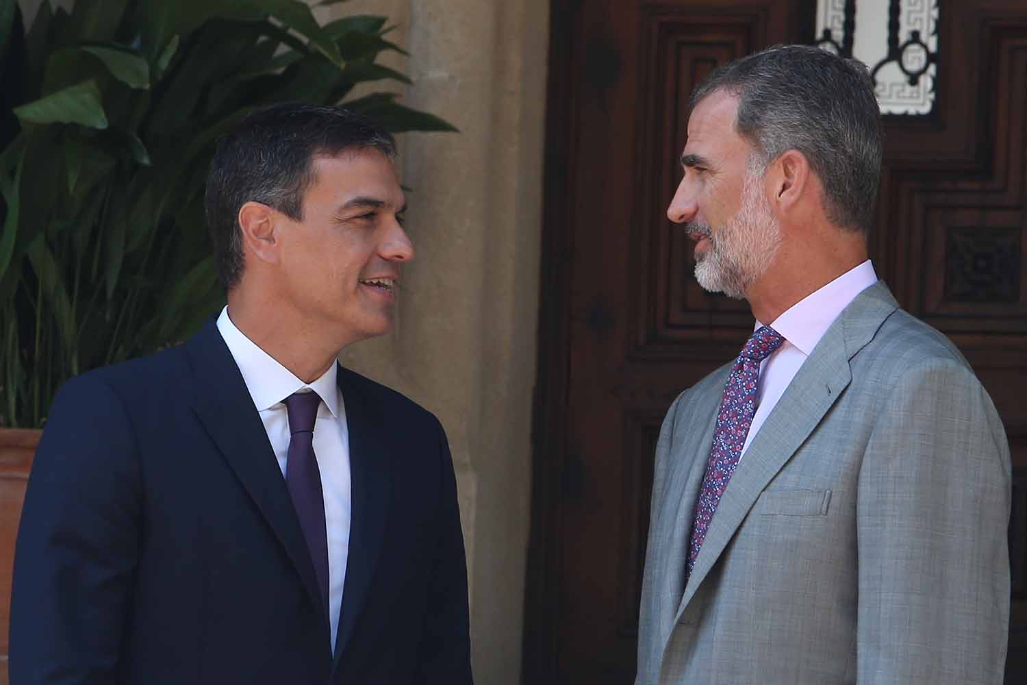 El president del govern espanyol, Pedro Sánchez, amb el rei Felip VI, en una imatge d'arxiu /Rafa Garrido