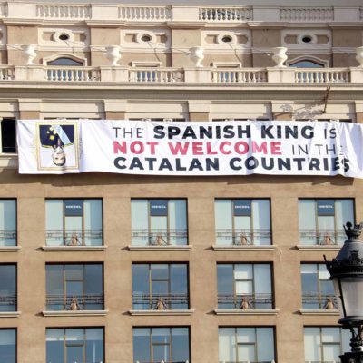 Pancarta contra el Rei penjada a la plaça de Catalunya/ Laura Fíguls