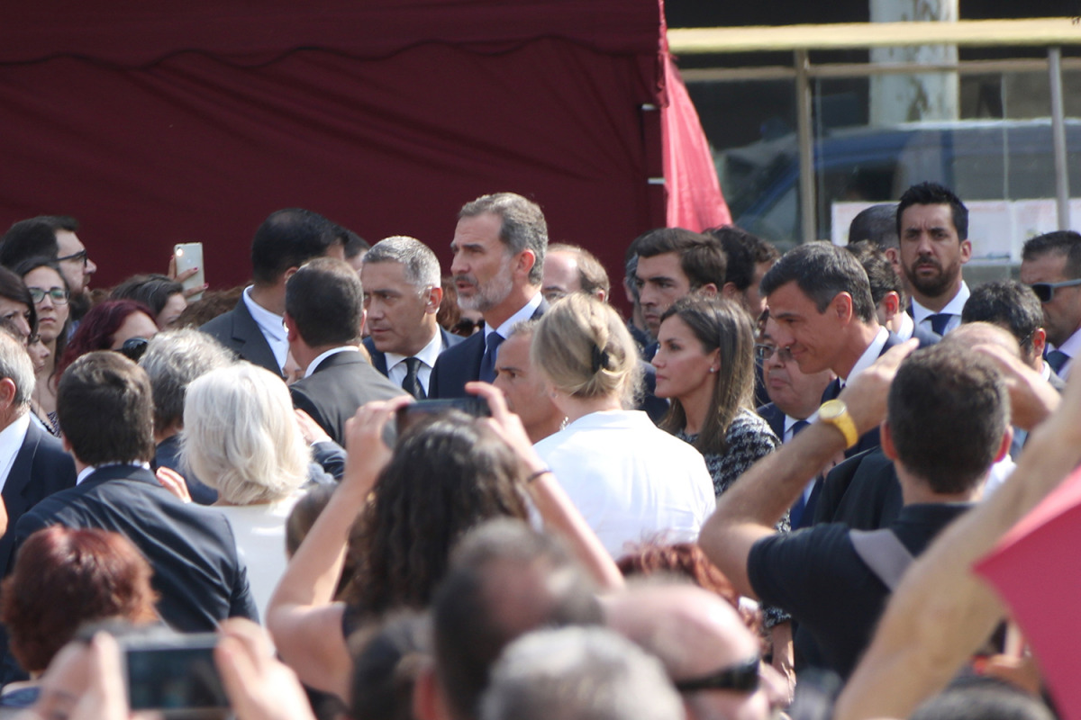 Arribada de Felipe VI a l'acte d'homenatge a les víctimes del 17-A a la plaça Catalunya/ Andrea Zamorano