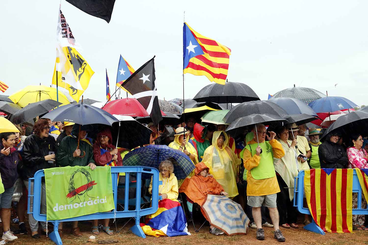 Els concentrats equipats amb paraigües i capalines per la intensa pluja que queia a Lledoners/ Mar Martí