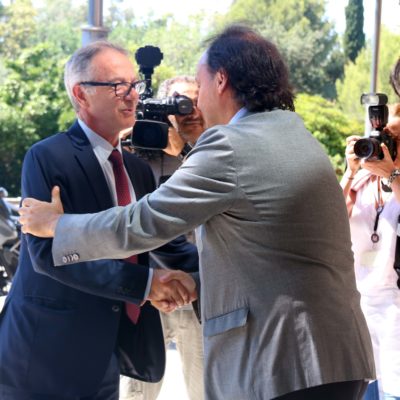 El ministre de Cultura i Esport, José Guirao, arribant al Museu Nacional d'Art de Catalunya i saludant el seu director, Pepe Serra, el 22 d'agost de 2018 / ACN