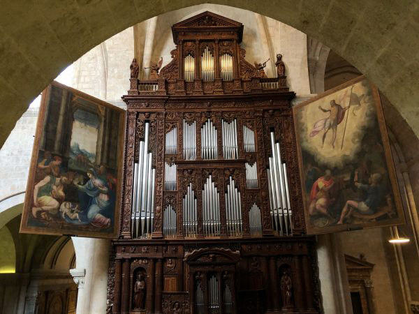 Pla general de l'orgue de la Catedral de Tarragona, amb les portes recentment restaurades, obertes de bat a bat / ACN