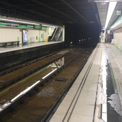 Pla de l'estació de metro de Paral·lel, afectada per l'aiguat que ha caigut aquest dijous a la matinada a Barcelona / ACN