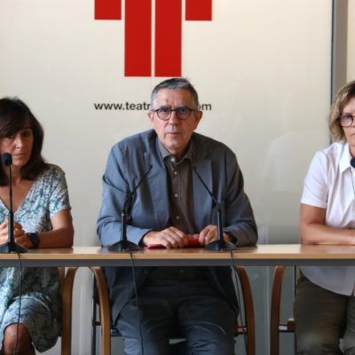 Ramon Gomis, president del patronat del Teatre Lliure, amb Aurora Rosales a l'esquerra, que assumeix la direcció artística, i Clara Rodriguez, que es manté com a sotsdirectora / ACN
