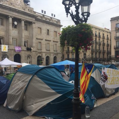 Plaça Sant Jaume plena de tendes de campanya