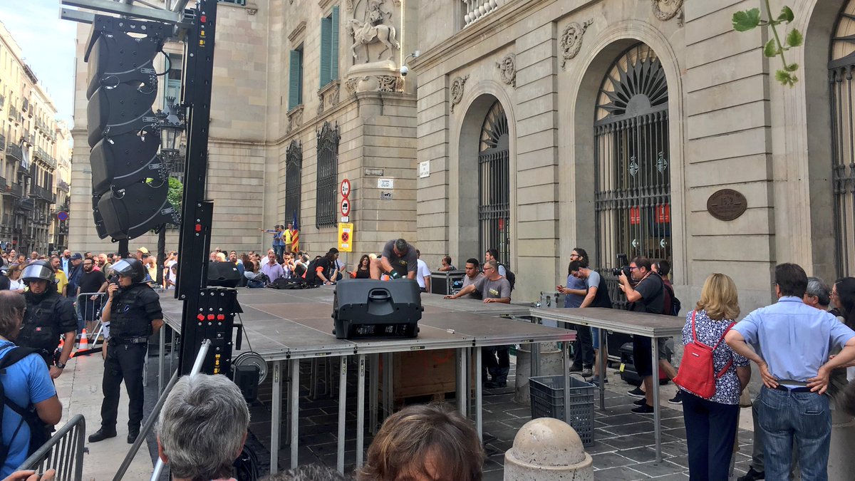 Operaris retiren l'escenari de plaça Sant Jaumea