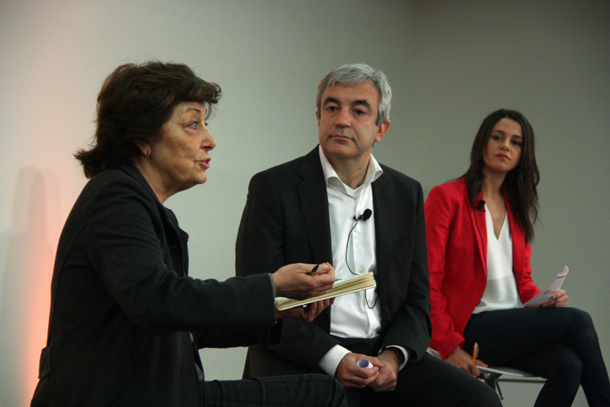 Luis Garicano amb Inés Arrimadas i Antònia Monés en una conferència sobre finançament, el maig de 2016/ Julià N.