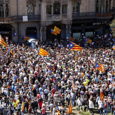 La confluència entre Rambla de Catalunya i Gran Via, amb centenars de persones concentrades davant el Departament d'Economia el 20 de setembre de 2017/ Laura Busquets