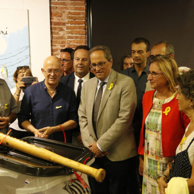 El president de la Generalitat, Quim Torra, durant la visita a l'exposició '55 urnes per la llibertat' a la Casa de la Catalanitat de Perpinyà