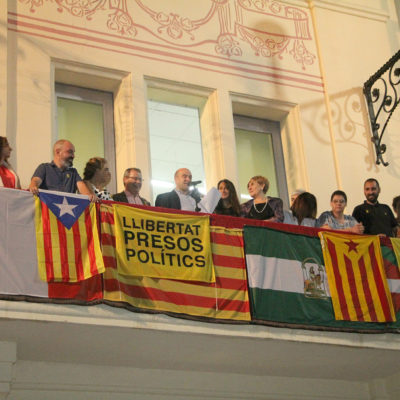 Pla general del balcó de l'ajuntament de Sant Sadurní d'Anoia amb pancartes demanant "llibertat presos polítics" durant el pregó del 6 de setembre de 2018/ Ajuntament de Sant Sadurní d'Anoia
