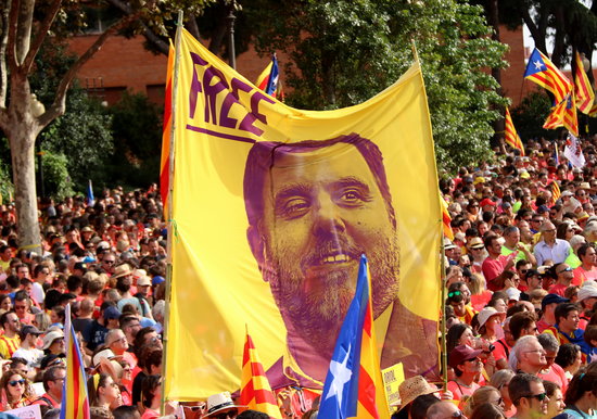 Una pancarta que porta escrit 'Free' amb la cara d'Oriol Junqueras