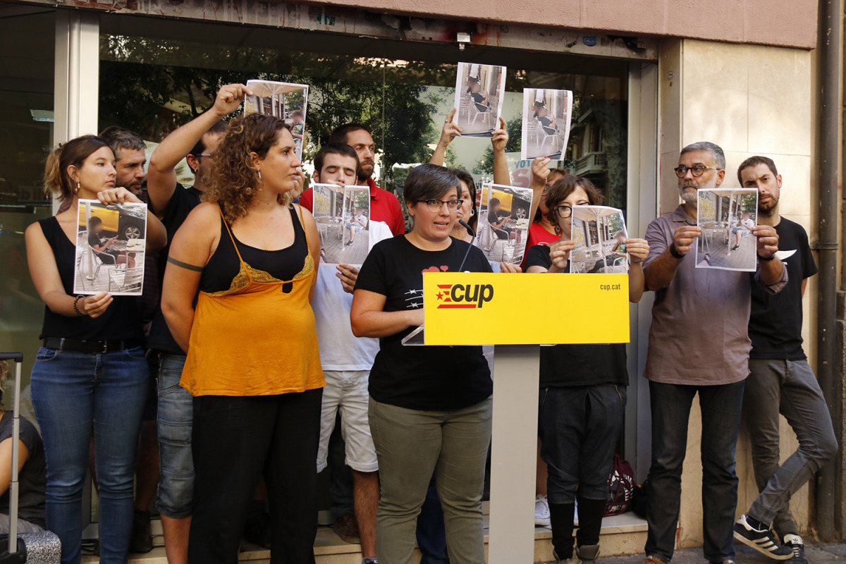 Un moment de la roda de premsa quan diverses persones vinculades a la CUP han mostrat fotografies dels agents que els estarien espiant