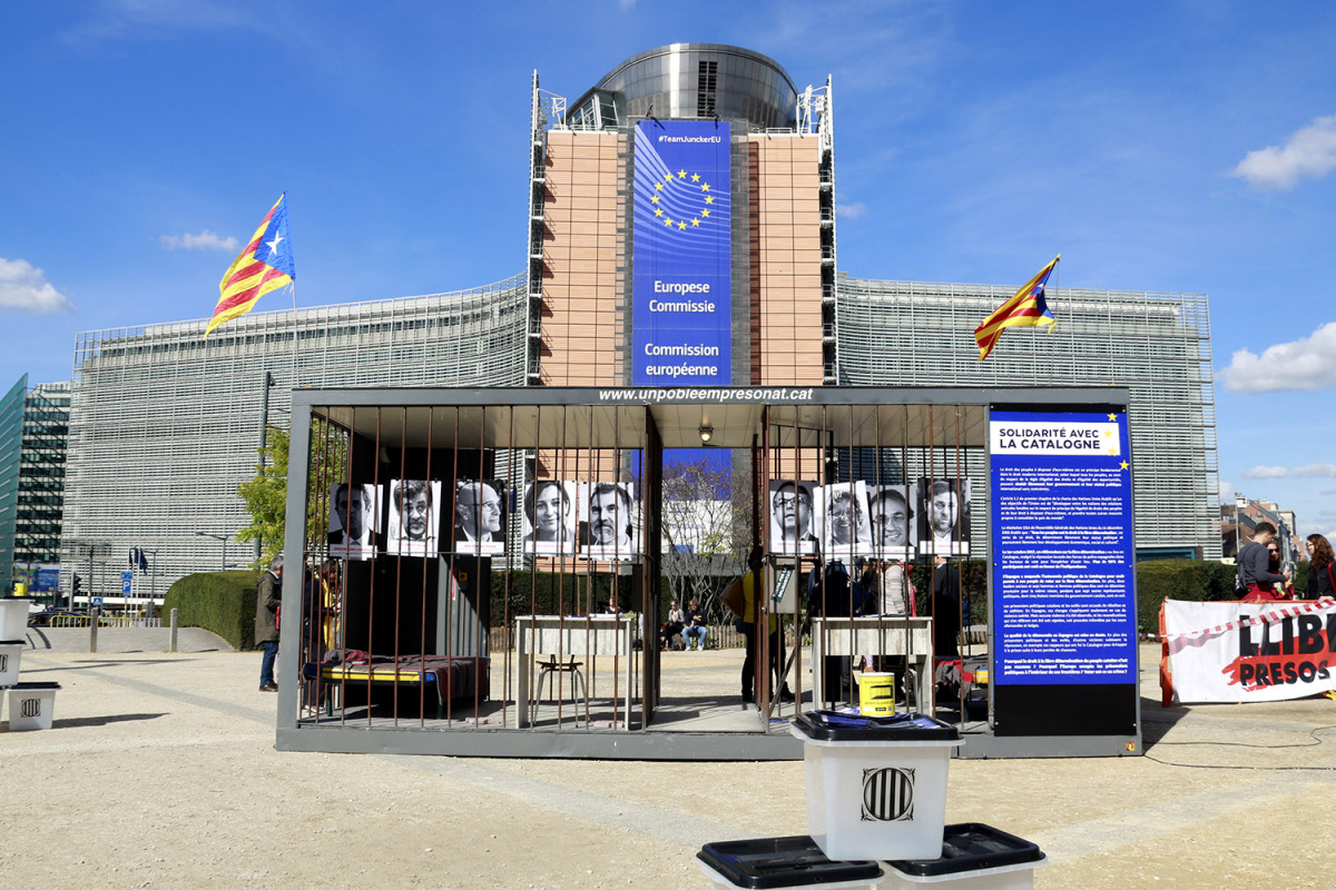 La presó recreada en la campanya 'Un poble empresonat' davant la Comissió Europa/ Laura Fíguls