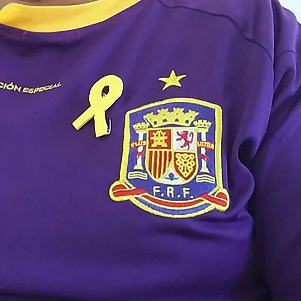 L'Enric Pérez, amb una samarreta de la selecció republicana de futbol i el llaç groc/ Twitter @almugawar67