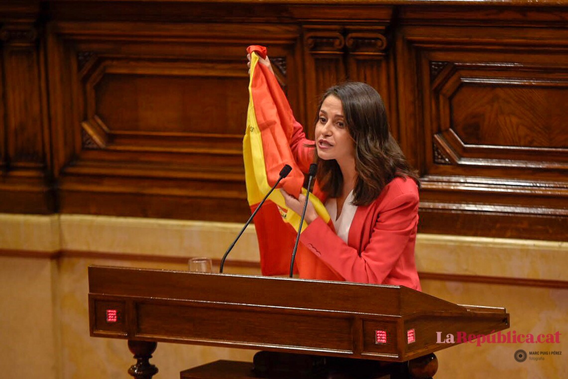Arrimadas, al Parlament, amb una bandera espanyola