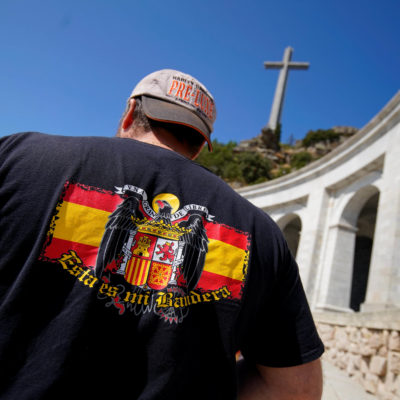 Pla mig d'un home amb una bandera franquista al Valle de los Caídos. Imatge d'arxiu/ ACN