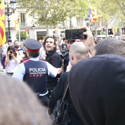 El periodista de 13TV esbroncat per un grup de CDR s'encara als manifestants escortat pels Mossos d'Esquadra/ Laura Fíguls