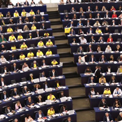 El plenari del Parlament Europeu amb eurodiputats amb samarretes grogues pels presos polítics