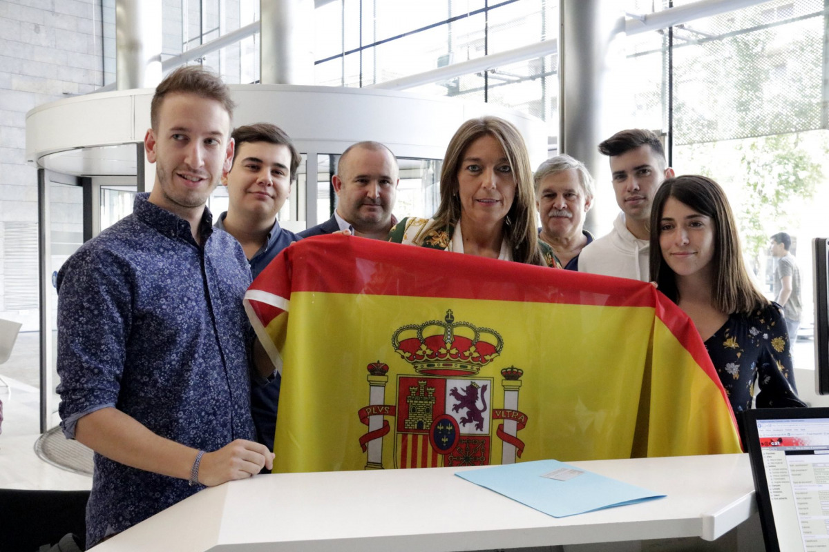 Veray amb membres de les noves generacions del PPC entrant la bandera espanyola al registre de la Generalitat/ Marina López