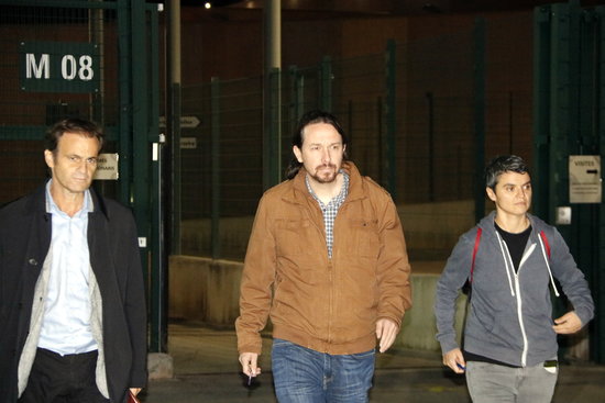 Pablo Iglesias surt de la presó acompanyat de Lucía Martín i Jaume Asens / ACN