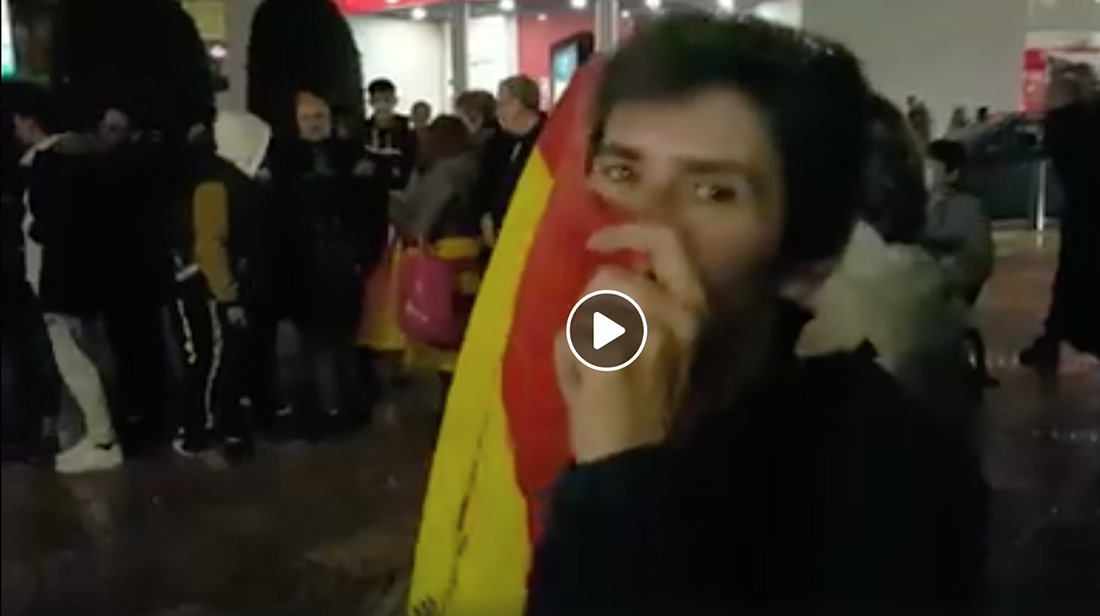 Captura del vídeo on es veu la unionista agredint el periodista de 'Reus Digital'