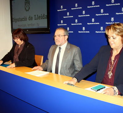 El president de la Diputació de Lleida, Joan Reñé, amb la vicepresidenta Rosa Maria Perelló, i la cap de l'àrea d'organització i gestió de la institució, Marlen Minguell. Imatge del 14 de novembre del 2016