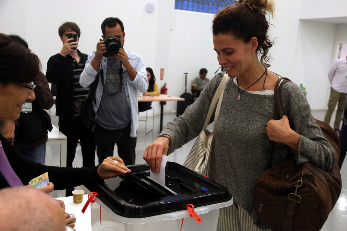 Una noia introduint el vot a l'urna, al CCCB, l'1-O