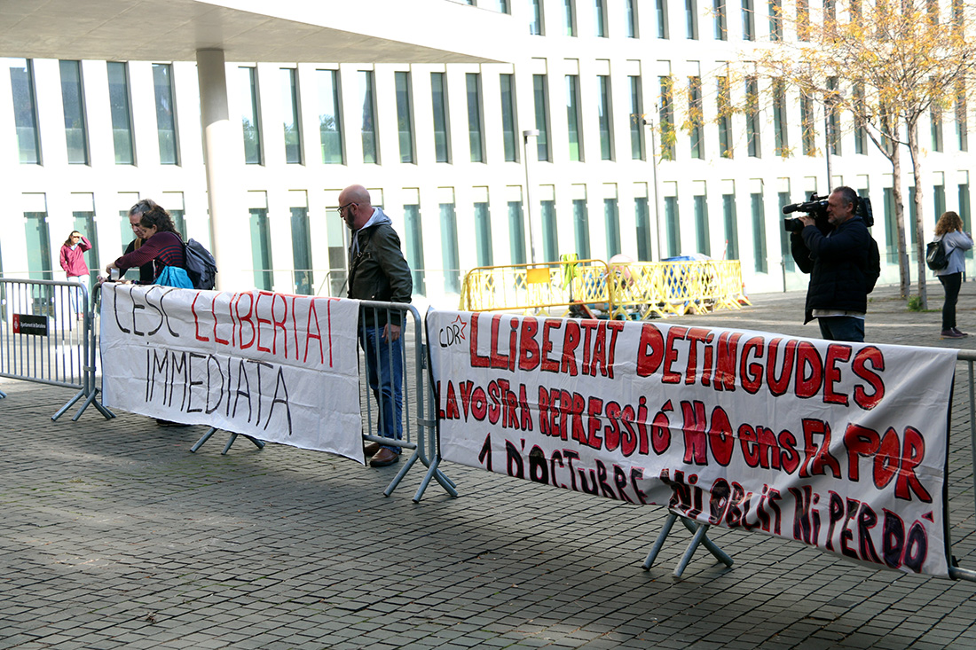 Dues pancartes demanant la llibertat dels CDR detinguts davant la Ciutat de la Justícia