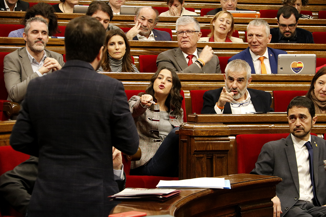 El vicepresident del Govern, Pere Aragonès, d'esquena en un primer pla, amb els líders de Ciutadans, Inés Arrimadas i Carlos Carrizosa, al fons assenyalant-lo