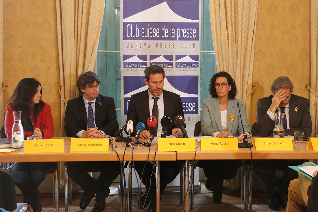Maria Sirvent, Carles Puigdemont, l'advocat Nico Krisch, Marta Rovira i Ernest Benach en compareixença conjunta a Ginebra, el 20 de desembre de 2018