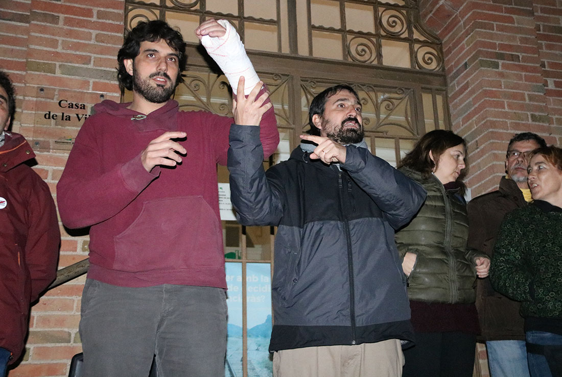 L'alcalde de Verges, Ignasi Sabater, mostrant la mà enguixada arran de la detenció juntament amb l'alcalde de Celrà, Dani Cornellà durant la concentració a Celrà el 16 de gener del 2019
