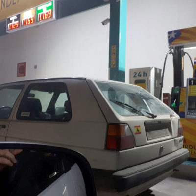 El cotxe aparcat a la benzinera de Petrolis Independents de Torroella de Montgrí/ ACN