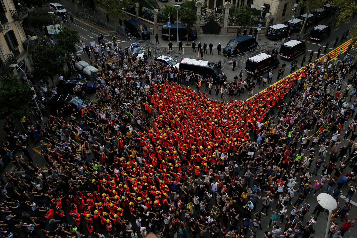 Bombers protesten a la delegació del govern espanyol durant l'aturada general de país el 3-O/ Twitter @ANC_Bombers