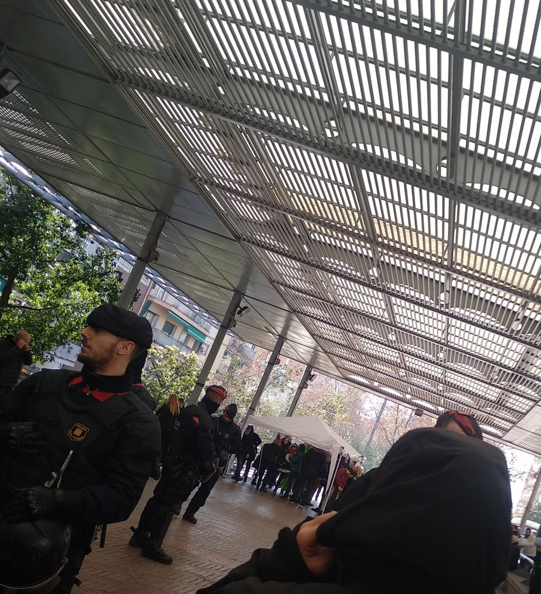 Mossos d'Esquadra protegeixen una carpa de VOX/ Twitter @CDRNouBarris