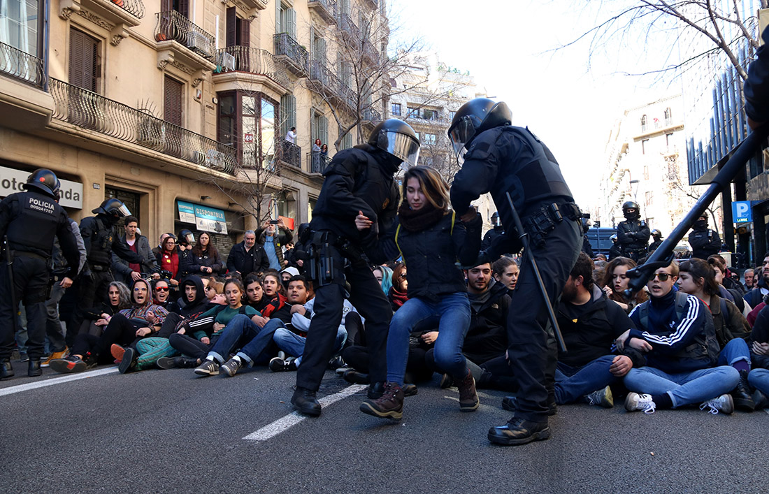 Els Mossos d'Esquadra desallotgen una de les concentrades davant la Fiscalia Superior de Catalunya en protesta pel judici de l'1-O