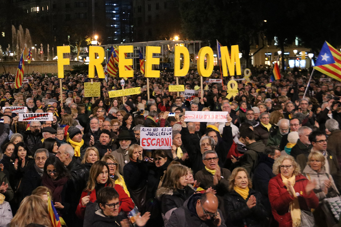 Manifestants a la plaça de Catalunya de Barcelona reclamant la llibertat dels presos polítics