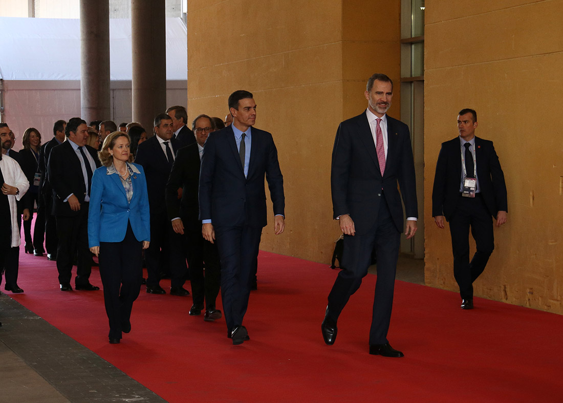 Les autoritats amb el rei Felipe VI, el president espanyol Pedro Sánchez i el president Quim Torra entrant al recinte de Gran Via de la Fira, on se celebra el Mobile World Congress 2019