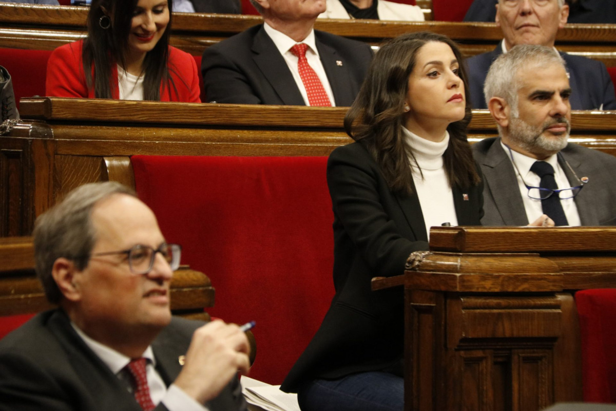 El president de la Generalitat, Quim Torra, desenfocat en primer pla i Inés Arrimadas, enfocada en segon pla al Parlament
