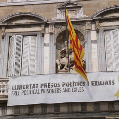 Balcó del Palau de la Generalitat amb pancarta de "llibertat presos polítics i exiliats"