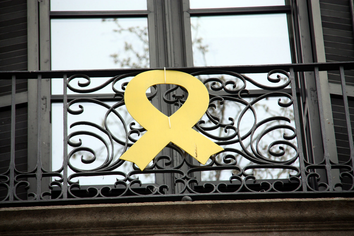 Un llaç groc penjat a la façana del Departament de Cultura, el 13 de març de 2019