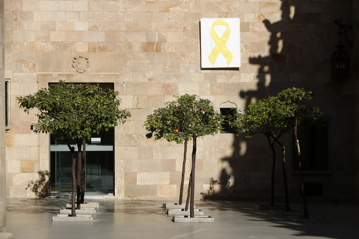 Un llaç groc penjat al Pati dels Tarongers de la Generalitat