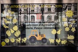 La Conselleria d'Agricultura decora la seva entrada amb animals i aliments grocs